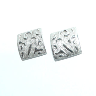 Einzelstücke, quadratischer Ohrstecker aus 925 Silber, leicht gewölbt, matt mit kleinteiligen, polierten Belötungen die Hieroglyphen ähneln - Goldschmiede Danilo