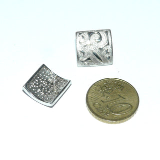 Einzelstücke, quadratischer Ohrstecker aus 925 Silber, leicht gewölbt, matt mit kleinteiligen, polierten Belötungen die Hieroglyphen ähneln - Goldschmiede Danilo