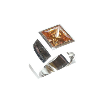 eindrucksvolles Einzelstück, Herrenring, quadratischer Kristall-Ring aus massiv 925 Silber mit einem große, quadratischen, funkelnd facettierten Zirkonia als Citrin-Replik, Ringweite 59,5. Dazu paßt Hs 0118 -	Nur erhältlich im Onlineshop von Juwelier & Goldschmiede Danilo!