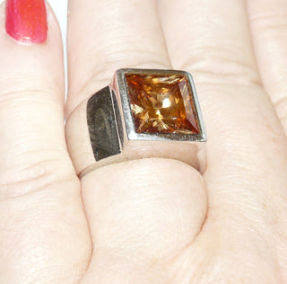 eindrucksvolles Einzelstück, Herrenring, quadratischer Kristall-Ring aus massiv 925 Silber mit einem große, quadratischen, funkelnd facettierten Zirkonia als Citrin-Replik, Ringweite 59,5. Dazu paßt Hs 0118 -	Nur erhältlich im Onlineshop von Juwelier & Goldschmiede Danilo!