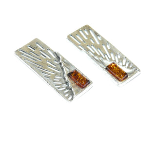 rechteckige Einzelstücke, Bernsteinohrstecker aus 925 Silber mit je einem transparenten natürlichen gelborangen Bernstein als rechteckiger Cabochon, längliche Fläche mit asymmetrisch ausgesägten Strahlen - Goldschmiede Danilo