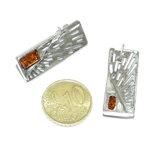 rechteckige Einzelstücke, Bernsteinohrstecker aus 925 Silber mit je einem transparenten natürlichen gelborangen Bernstein als rechteckiger Cabochon, längliche Fläche mit asymmetrisch ausgesägten Strahlen - Goldschmiede Danilo