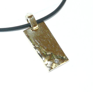 asymmetrisch handgefertigtes Unikat, rechteckige Gravurplatte, Brillant-Anhänger aus massiv 585 Gold, poliert, mit einem Brillant von 0,03 Karat TWsi eingelassen, durch die klare Form auch sehr schön als Herrenanhänger -	Handgefertigtes Unikat! Nur im Onlineshop von Juwelier & Goldschmiede Danilo!