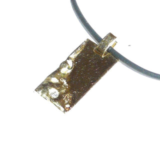asymmetrisch handgefertigtes Unikat, rechteckige Gravurplatte, Brillant-Anhänger aus massiv 585 Gold, poliert, mit einem Brillant von 0,03 Karat TWsi eingelassen, durch die klare Form auch sehr schön als Herrenanhänger -	Handgefertigtes Unikat! Nur im Onlineshop von Juwelier & Goldschmiede Danilo!