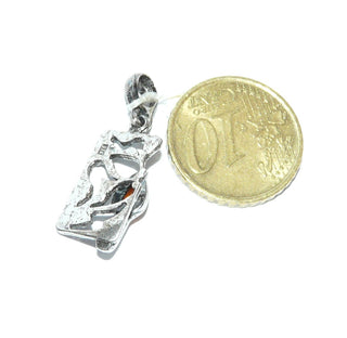 rechteckiges Einzelstück, Bernsteinanhänger aus 925 Silber, asymmetrisch mit transparentem echten Honig-Bernstein als Tropfen-Cabochon, strukturierte Fläche mit ausgesägten Durchbrüchen - Goldschmiede Danilo