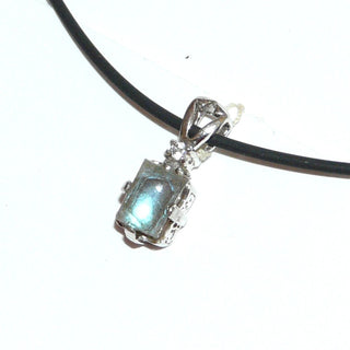 zartes Einzelstück, rechteckiger Labradorit-Anhänger mit einem blau-grau schillernden Labradorit-Cabochon in 333 Weißgold eingefaßt, dazu ein funkelnd facettierter Zirkonia, an den Seitenflächen verzierte Fassung, feste ausgesägte Dreieckschlaufe -	Nur erhältlich im Onlineshop von Juwelier & Goldschmiede Danilo!
