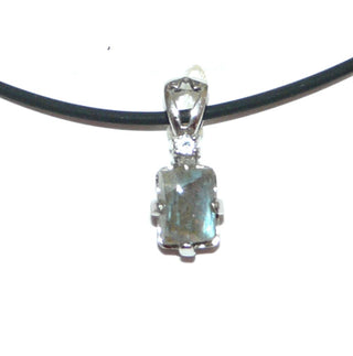 zartes Einzelstück, rechteckiger Labradorit-Anhänger mit einem blau-grau schillernden Labradorit-Cabochon in 333 Weißgold eingefaßt, dazu ein funkelnd facettierter Zirkonia, an den Seitenflächen verzierte Fassung, feste ausgesägte Dreieckschlaufe -	Nur erhältlich im Onlineshop von Juwelier & Goldschmiede Danilo!