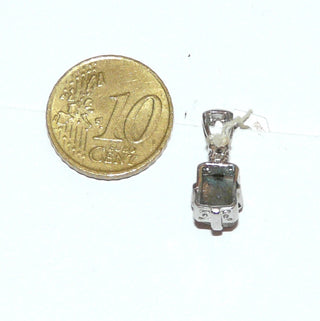 zartes Einzelstück, rechteckiger Labradorit-Anhänger mit einem blau-grau schillernden Labradorit-Cabochon in 333 Weißgold eingefaßt, dazu ein funkelnd facettierter Zirkonia, an den Seitenflächen verzierte Fassung, feste ausgesägte Dreieckschlaufe -	Nur erhältlich im Onlineshop von Juwelier & Goldschmiede Danilo!