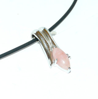 längliches Einzelstück, rechteckiger Rosenquarz-Stab-Anhänger aus massiv 925 Silber poliert, verdeckte Kettenführung, rosa Rosenquarz-Cabochon in Schiffchenform, sicher gehalten in 4-KrapperFassung - Goldschmiede Danilo
