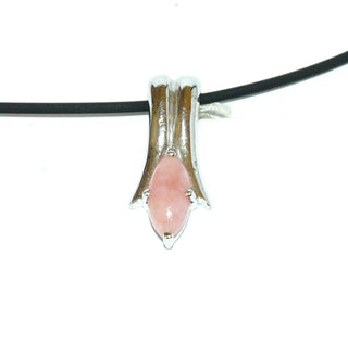 längliches Einzelstück, rechteckiger Rosenquarz-Stab-Anhänger aus massiv 925 Silber poliert, verdeckte Kettenführung, rosa Rosenquarz-Cabochon in Schiffchenform, sicher gehalten in 4-KrapperFassung - Goldschmiede Danilo