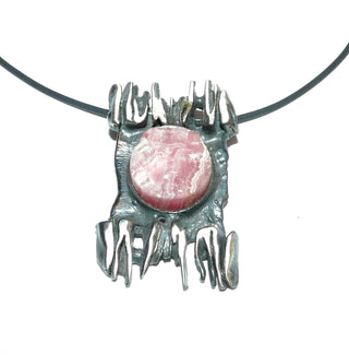 Einzelstück, rechteckiger Vintage-Anhänger aus 835 Silber mit einem an der Oberfläche naturbelassenen, runden Rhodochrosit-Kristall in der Mitte, matt + in den Tiefen geschwärzt, erinnernd an skandinavisches Design, zum verdeckten Durchfädeln Öse auf der Rückseite, um 1960  - Unikate und Pretiosen nur erhältlich im Onlineshop der Goldschmiede Danilo!