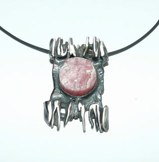 Einzelstück, rechteckiger Vintage-Anhänger aus 835 Silber mit einem naturbelassenen, runden Rhodochrosit in der Mitte, matt + in den Tiefen geschwärzt, um 1960 (Lieferung erfolgt ohne Kette) -	Unikate und Pretiosen nur erhältlich im Onlineshop der Goldschmiede Danilo!