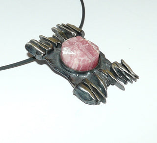 Einzelstück, rechteckiger Vintage-Anhänger aus 835 Silber mit einem naturbelassenen, runden Rhodochrosit in der Mitte, matt + in den Tiefen geschwärzt, um 1960 (Lieferung erfolgt ohne Kette) -	Unikate und Pretiosen nur erhältlich im Onlineshop der Goldschmiede Danilo!