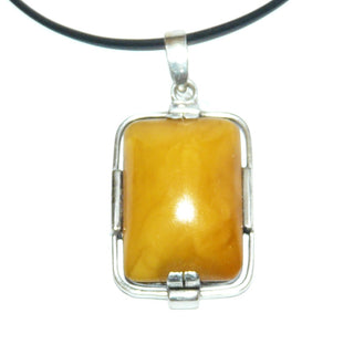 rechteckiges Einzelstück, Vintage Bernsteinanhänger aus 835 Silber, ein natürlicher, goldgelber, rechteckiger Butterscotch Bernstein-Cabochon mit schöner Marmorierung, Luftschnitt, skandinavische Manufakturarbeit um 1960 - Goldschmiede Danilo