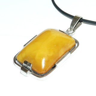 rechteckiges Einzelstück, Vintage Bernsteinanhänger aus 835 Silber, ein natürlicher, goldgelber, rechteckiger Butterscotch Bernstein-Cabochon mit schöner Marmorierung, Luftschnitt, skandinavische Manufakturarbeit um 1960 - Goldschmiede Danilo
