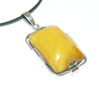rechteckiges Einzelstück, Vintage Bernsteinanhänger aus 835 Silber, ein natürlicher, goldgelber, rechteckiger Butterscotch Bernstein-Cabochon mit schöner Marmorierung, Luftschnitt, skandinavische Manufakturarbeit um 1960 - Goldschmiede Danilo