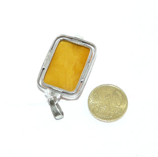 rechteckiges Einzelstück, Vintage Bernsteinanhänger aus 835 Silber, ein natürlicher, goldgelber, rechteckiger Butterscotch Bernstein-Cabochon mit schöner Marmorierung, Luftschnitt, skandinavische Manufakturarbeit um 1960 - Goldschmiede Danilo