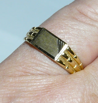 zartes Einzelstück, klassischer Herrenring, rechteckiger Siegelring aus 333 Gold, für Gravuren geeignet, poliert, seidenmattes Rechteck mit 3 kleinen Diagonalen und einem Backsteinartigen Muster an den Seitenflächen, Ringweite 53,5 -	Herrenschmuck in Gold & Silber nur bei www.danilogold-shop.de