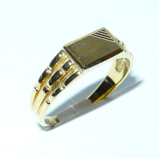 zartes Einzelstück, klassischer Herrenring, rechteckiger Siegelring aus 333 Gold, für Gravuren geeignet, poliert, seidenmattes Rechteck mit 3 kleinen Diagonalen und einem Backsteinartigen Muster an den Seitenflächen, Ringweite 53,5 -	Herrenschmuck in Gold & Silber nur bei www.danilogold-shop.de