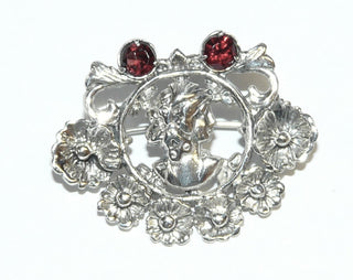 Retro-Einzelstück, romantische Unikat Brosche + Anhänger, Frauenkopf mit Schalenblüten + Akanthus, Silber 925 mit zwei roten, runden, funkelnd facettierten Granaten, ca. 30 mm X 23,8 mm, historisierende Replik um 1980 - Nur erhältlich im Onlineshop von Juwelier & Goldschmiede Danilo!