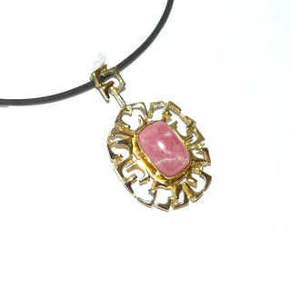 luftiges Einzelstück, rosa Vintage-Rhodochrosit-Anhänger aus 333 Gold, mit einem antik-ovale Cabochon mit schöner weißer Maserung, umrahmt von einem für die Zeit typischen durchbrochenen Ornament-Spiegel, Stegöse im passenden Design, um 1960 -	Vintage-Schmuck nur im Onlineshop von danilogold! 