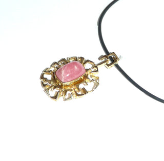luftiges Einzelstück, rosa Vintage-Rhodochrosit-Anhänger aus 333 Gold, mit einem antik-ovale Cabochon mit schöner weißer Maserung, umrahmt von einem für die Zeit typischen durchbrochenen Ornament-Spiegel, Stegöse im passenden Design, um 1960 -	Vintage-Schmuck nur im Onlineshop von danilogold! 