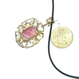 luftiges Einzelstück, rosa Vintage-Rhodochrosit-Anhänger aus 333 Gold, mit einem antik-ovale Cabochon mit schöner weißer Maserung, umrahmt von einem für die Zeit typischen durchbrochenen Ornament-Spiegel, Stegöse im passenden Design, um 1960 -	Vintage-Schmuck nur im Onlineshop von danilogold! 