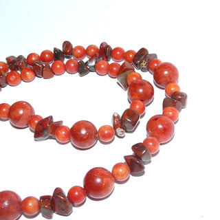 rotes Einzelstück, Unikat-Edelsteinkette, aus Schaum- & Bambuskoralle sowie roten abgerundeten Jaspischips, Kugeln Durchmesser 10,5mm + 6,2 mm, Länge 48,5cm, Gold-Doublé-Karabiner, in unserer Werkstatt designt und auf Stahlseide aufgefädelt - Goldschmiede Danilo