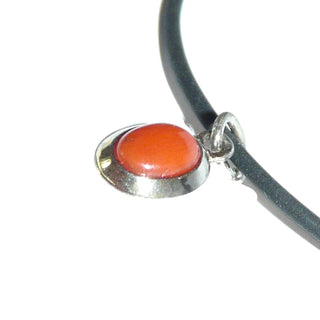 zierliches Einzelstück, roter Korallenanhänger aus 800 Silber mit Spiegel-Umrandung, poliert, ovale Naturkoralle als Cabochon, um 1960 - Goldschmiede-Danilo