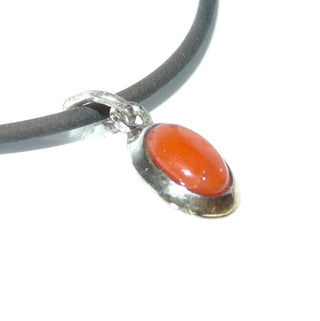 zierliches Einzelstück, roter Korallenanhänger aus 800 Silber mit Spiegel-Umrandung, poliert, ovale Naturkoralle als Cabochon, um 1960 - Goldschmiede-Danilo