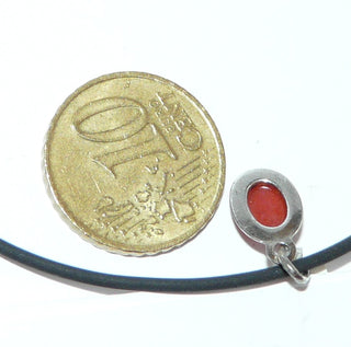 zierliches Einzelstück, roter Korallenanhänger aus 800 Silber mit Spiegel-Umrandung, poliert, ovale Naturkoralle als Cabochon, um 1960 - Goldschmiede-Danilo