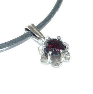 Einzelstück, Vintage-Granat-Anhänger "Blütenfassung" aus 835 Silber mit einem runden, funkelnd facettierten Granat im Brillantschliff, im typischen Granat-Rot, lange schmale Schlaufe, um 1970 -	Nur erhältlich im Onlineshop von Juwelier & Goldschmiede Danilo!