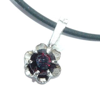 Einzelstück, Vintage-Granat-Anhänger "Blütenfassung" aus 835 Silber mit einem runden, funkelnd facettierten Granat im Brillantschliff, im typischen Granat-Rot, lange schmale Schlaufe, um 1970 -	Nur erhältlich im Onlineshop von Juwelier & Goldschmiede Danilo!