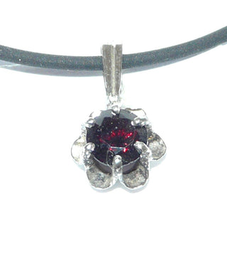 Einzelstück, Vintage-Granat-Anhänger "Blütenfassung" aus 835 Silber mit einem runden, funkelnd facettierten Granat im Brillantschliff, im typischen Granat-Rot, lange schmale Schlaufe, um 1970 -	Nur erhältlich im Onlineshop von Juwelier & Goldschmiede Danilo!