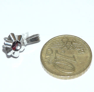 Einzelstück, Vintage-Granat-Anhänger "Blütenfassung" aus 835 Silber mit einem runden, funkelnd facettierten Granat im Brillantschliff, im typischen Granat-Rot, lange schmale Schlaufe, um 1970 -	Nur erhältlich im Onlineshop von Juwelier & Goldschmiede Danilo!