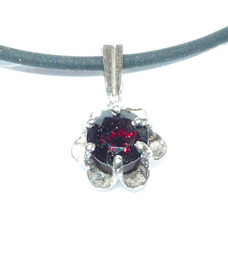 Einzelstück, Vintage-Granat-Anhänger "Blütenfassung" aus 835 Silber mit einem runden, funkelnd facettierten Granat im Brillantschliff, im typischen Granat-Rot, lange schmale Schlaufe, um 1970 - Nur erhältlich im Onlineshop von Juwelier & Goldschmiede Danilo!