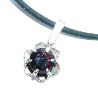 Einzelstück, Vintage-Granat-Anhänger "Blütenfassung" aus 835 Silber mit einem runden, funkelnd facettierten Granat im Brillantschliff, im typischen Granat-Rot, lange schmale Schlaufe, um 1970 - Nur erhältlich im Onlineshop von Juwelier & Goldschmiede Danilo!