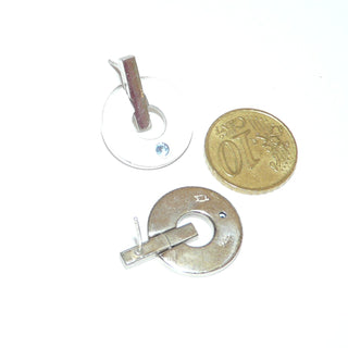 runde Einzelstücke, seidenmatte Donut-Ohrstecker, Kreise beweglich an einem polierten Stab angebracht, je ein funkelnd facettierter, hellblauer Zirkonia als Aquamarin-Replik direkt eingelassen, massiv 925 Silber - Goldschmiede Danilo