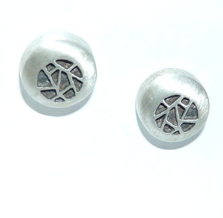 Einzelstücke, runde Ohrstecker "Netz", stabil gearbeitet aus 925 Silber, seidenmatt, asymmetrische, netzartige Vertiefungen, in den Tiefen geschwärzt. -	Nur erhältlich im Onlineshop von Juwelier & Goldschmiede Danilo! 