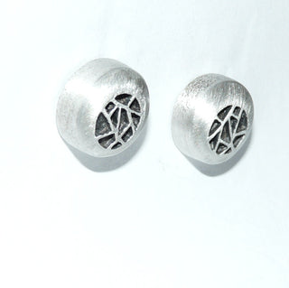 Einzelstücke, runde Ohrstecker "Netz", stabil gearbeitet aus 925 Silber, seidenmatt, asymmetrische, netzartige Vertiefungen, in den Tiefen geschwärzt. -	Nur erhältlich im Onlineshop von Juwelier & Goldschmiede Danilo! 