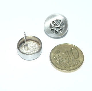 Einzelstücke, runde Ohrstecker "Netz", stabil gearbeitet aus 925 Silber, seidenmatt, asymmetrische, netzartige Vertiefungen, in den Tiefen geschwärzt. -	Nur erhältlich im Onlineshop von Juwelier & Goldschmiede Danilo! 