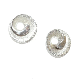 Einzelstücke, runde Ohrstecker "Strahlen-Schnecke" aus 925 Silber strahlenförmig mattiert, mit poliertem Bogen mit rundem Durchbruch -	Nur erhältlich im Onlineshop von Juwelier & Goldschmiede Danilo!