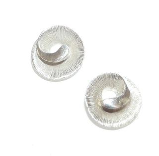Einzelstücke, runde Ohrstecker "Strahlen-Schnecke" aus 925 Silber strahlenförmig mattiert, mit poliertem Bogen mit rundem Durchbruch -	Nur erhältlich im Onlineshop von Juwelier & Goldschmiede Danilo!