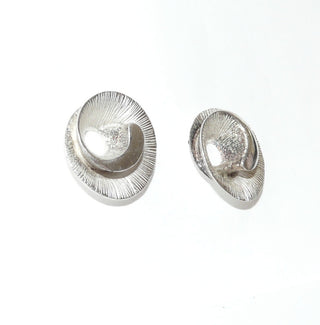 Einzelstücke, runde Ohrstecker "Strahlen-Schnecke" aus 925 Silber strahlenförmig mattiert, mit poliertem Bogen mit rundem Durchbruch -	Nur erhältlich im Onlineshop von Juwelier & Goldschmiede Danilo!