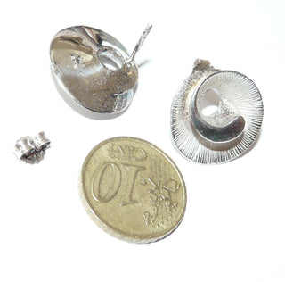Einzelstücke, runde Ohrstecker "Strahlen-Schnecke" aus 925 Silber strahlenförmig mattiert, mit poliertem Bogen mit rundem Durchbruch -	Nur erhältlich im Onlineshop von Juwelier & Goldschmiede Danilo!