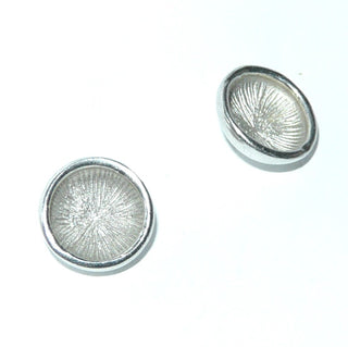 runde Einzelstücke, Ohrstecker "Strahlen-Kelch" aus 925 Silber, aufgewölbte Halbschale innen strahlenförmig mattiert, runde, polierte Silberöse aufgelötet - Goldschmiede-Danilo
