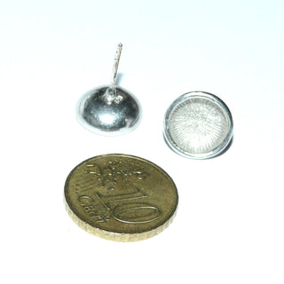 runde Einzelstücke, Ohrstecker "Strahlen-Kelch" aus 925 Silber, aufgewölbte Halbschale innen strahlenförmig mattiert, runde, polierte Silberöse aufgelötet - Goldschmiede-Danilo