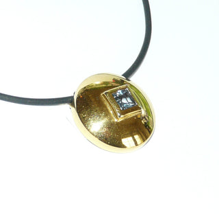 glänzendes Einzelstück, runder Blautopas-Anhänger aus 333 Gold, eine aufgetiefte Linsenform mit einem quadratischen, funkelnd facettierten, hellblauen Edeltopas in Zargenfassung eingefaßt als Mittelpunkt, zum Durchfädeln -	Nur erhältlich im Onlineshop von Juwelier & Goldschmiede Danilo!