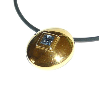 glänzendes Einzelstück, runder Blautopas-Anhänger aus 333 Gold, eine aufgetiefte Linsenform mit einem quadratischen, funkelnd facettierten, hellblauen Edeltopas in Zargenfassung eingefaßt als Mittelpunkt, zum Durchfädeln -	Nur erhältlich im Onlineshop von Juwelier & Goldschmiede Danilo!