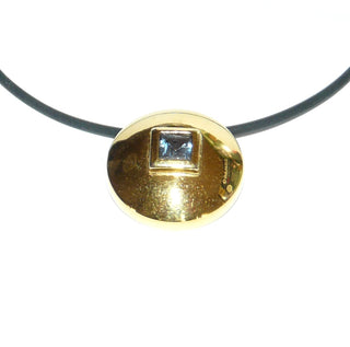 glänzendes Einzelstück, runder Blautopas-Anhänger aus 333 Gold, eine aufgetiefte Linsenform mit einem quadratischen, funkelnd facettierten, hellblauen Edeltopas in Zargenfassung eingefaßt als Mittelpunkt, zum Durchfädeln -	Nur erhältlich im Onlineshop von Juwelier & Goldschmiede Danilo!